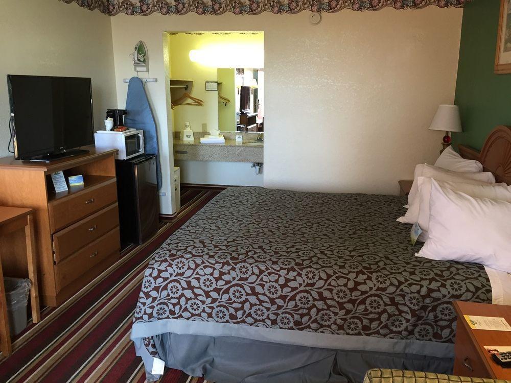 Days Inn By Wyndham Fort Myers Eksteriør bilde